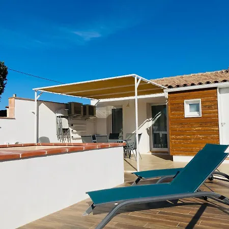 Blanco Y Madera Nyaraló