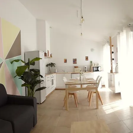 Nyaraló Blanco Y Madera Narbonne