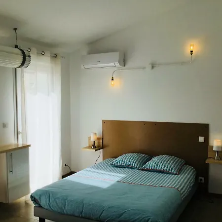 Nyaraló Blanco Y Madera Narbonne