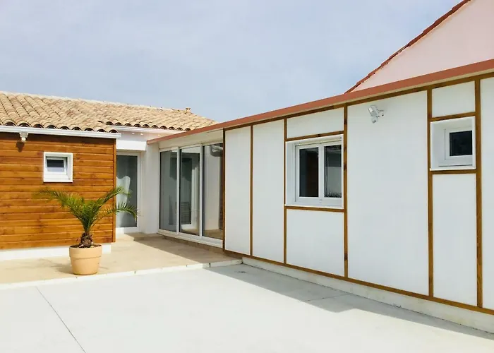 Blanco Y Madera Casa de Férias